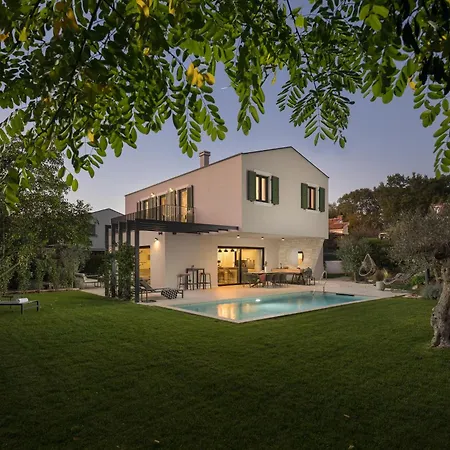With Pool In פורץ