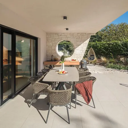 וילה With Pool In *